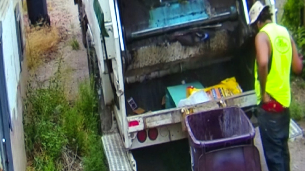 Despiden a recolector de basura tras orinar en una propiedad privada