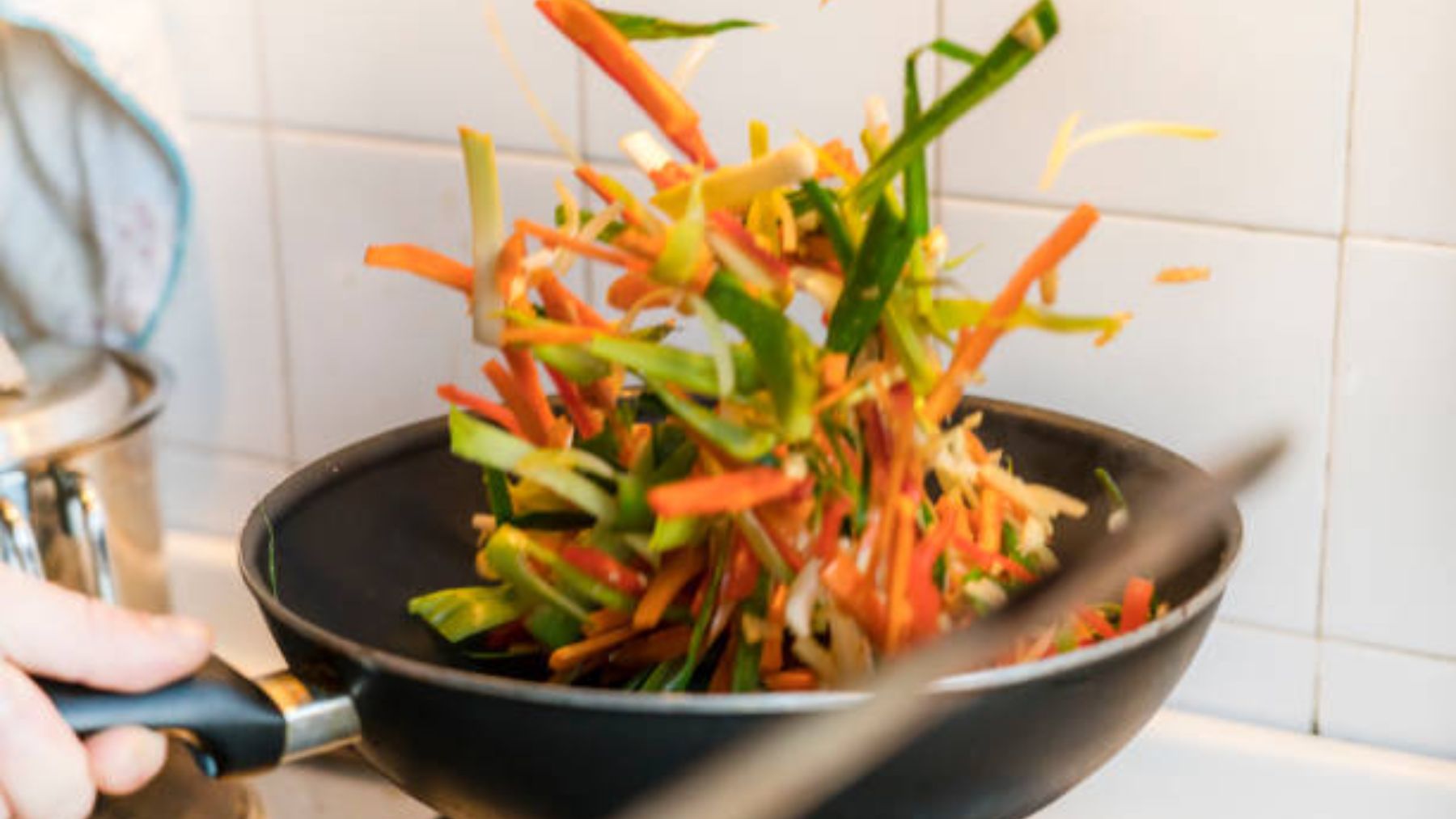 Diferencias entre wok y sartén y cuál es mejor usar