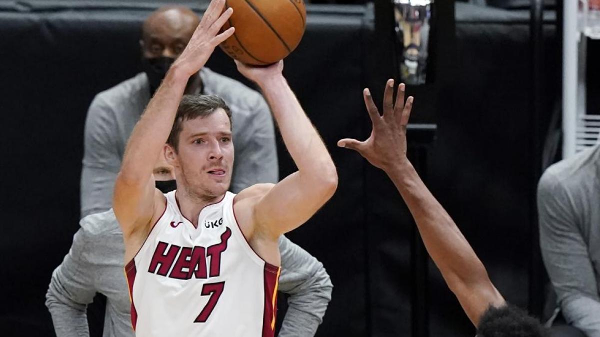 Dragic planta a Doncic y firma por los Bulls