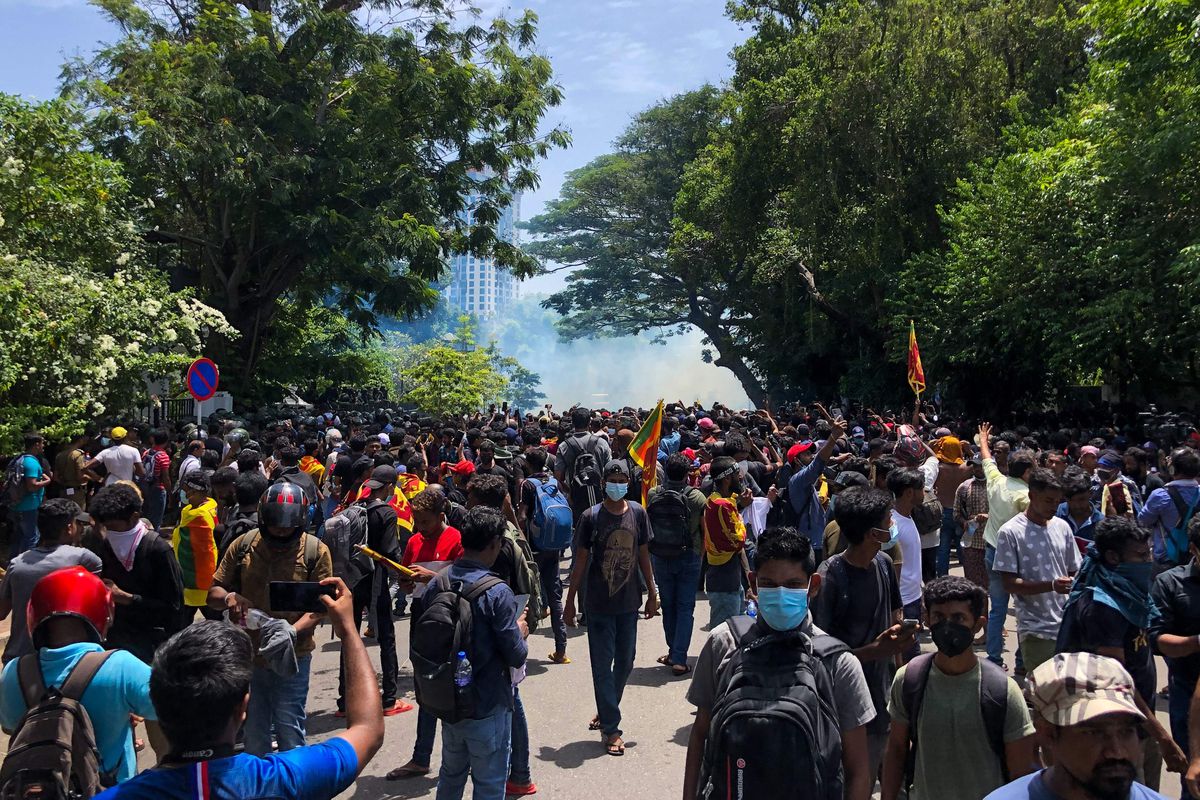 El Gobierno de Sri Lanka impone el estado de emergencia en la isla tras la huida del presidente