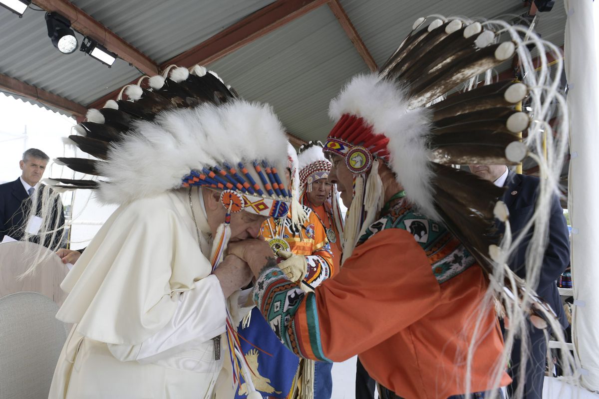 El Papa pide perdón por el papel de la Iglesia en los internados para comunidades indígenas de Canadá: “Fue un error devastador”