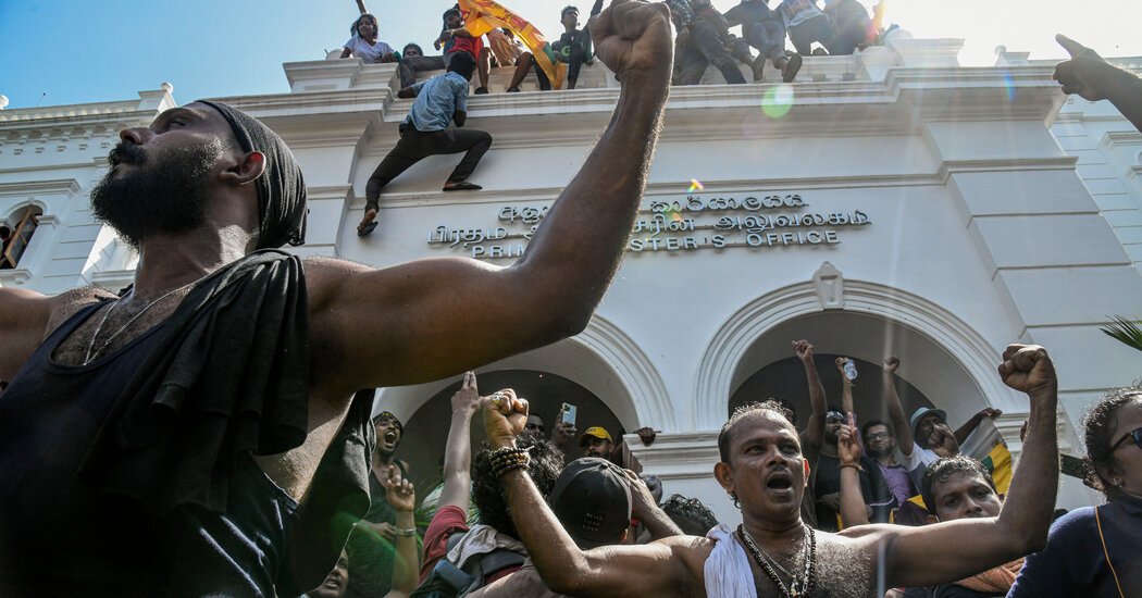 El caos envuelve a Sri Lanka mientras los manifestantes exigen la destitución del líder interino