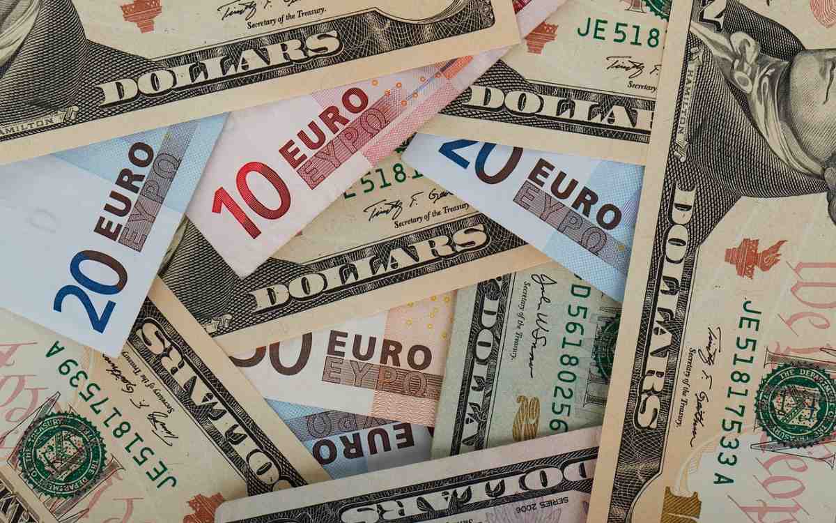 El euro volvió a caer por debajo del dólar, aunque recuperó la paridad