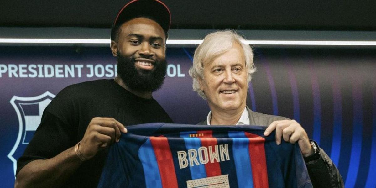 El icono NBA Jaylen Brown alucina en el Camp Nou