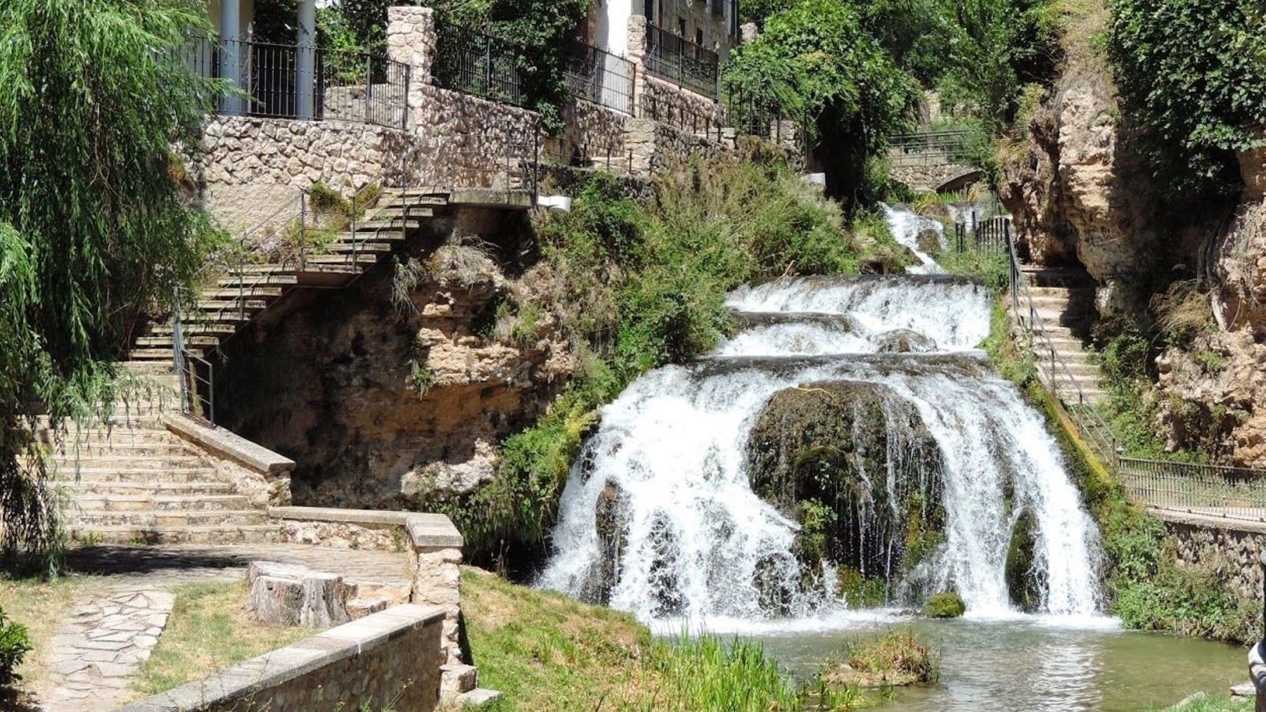 El increíble pueblo español con un castillo y rodeado de cascadas para huir del calor