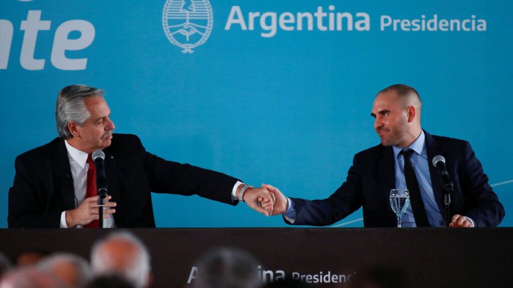 El ministro de Economía de Argentina cede a la presión del kirchnerismo y presenta su renuncia