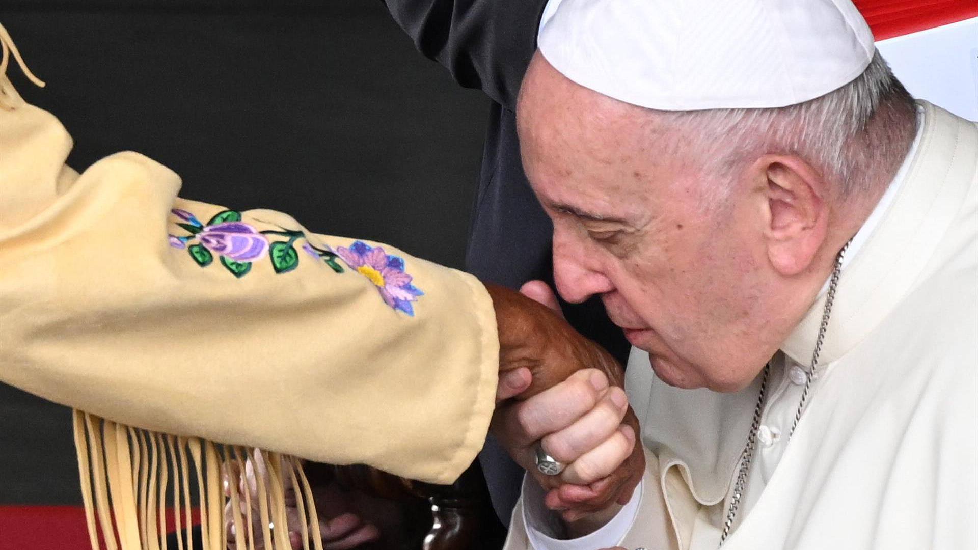 El papa llega a Canadá para disculparse con los pueblos indígenas por los abusos de los misioneros católicos