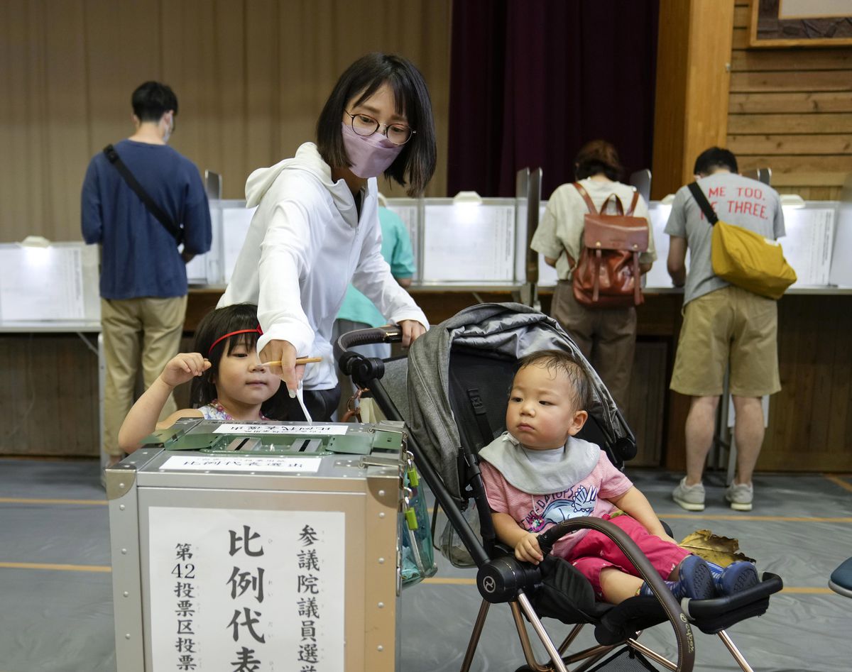 El partido de Abe revalida su mayoría en la Cámara Alta del Parlamento japonés dos días después del magnicidio
