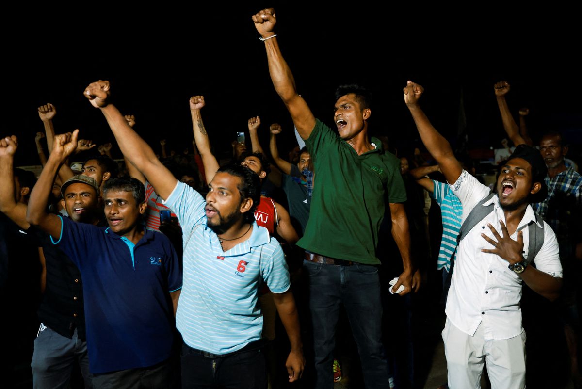 El presidente de Sri Lanka renuncia al cargo tras su huida a Singapur