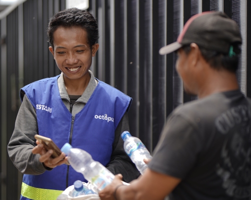 El pulpo mantiene las cosas fuera de los vertederos abarrotados de Indonesia