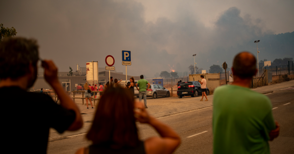 El sur de Europa lucha contra los incendios forestales y la ola de calor extremo