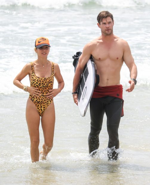 Elsa Pataky y Chris Hemsworth en la playa / Gtres