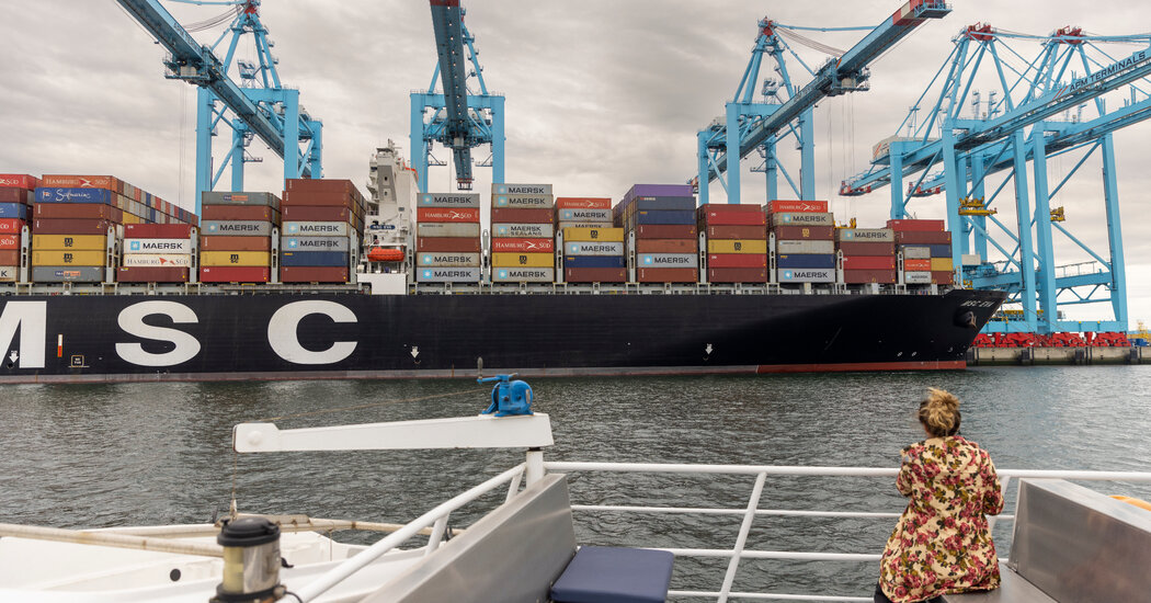 En el puerto más grande de Europa, las sanciones a Rusia enfrentan su prueba más dura