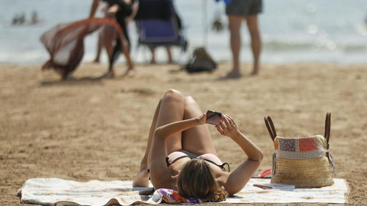 Estas son las consecuencias de llevarte el móvil a la playa