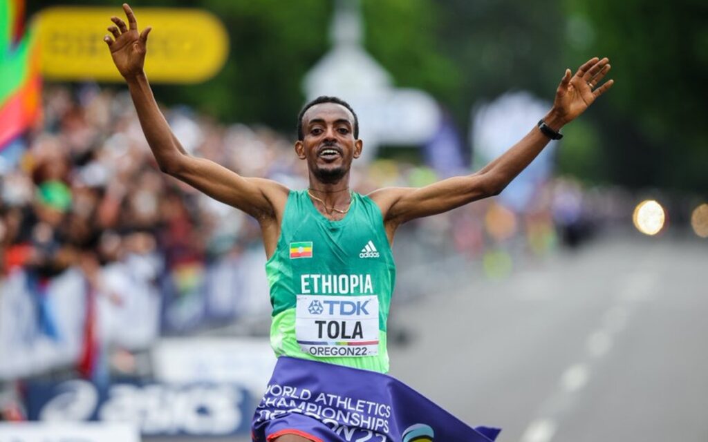 Eugene 2022: Impone Tamirat Tola nueva marca en el maratón varonil | Video