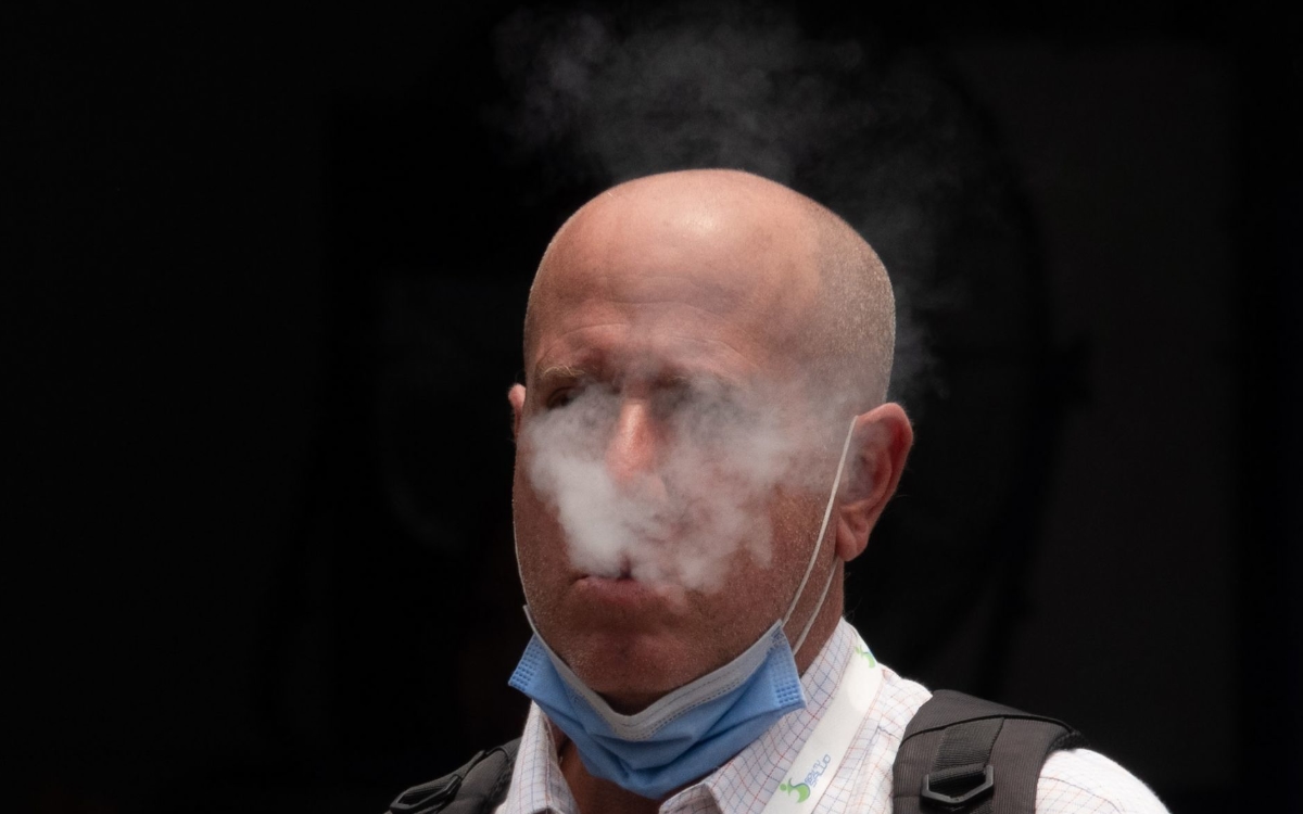Fumar mientras usas cubrebocas aumenta los daños del tabaquismo: Estudio