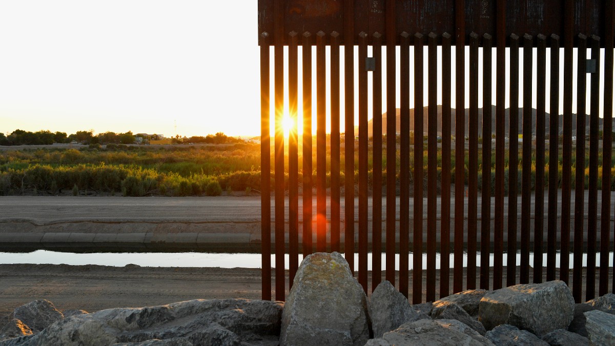 Gobierno de Biden autoriza terminar muro fronterizo en el sur de Arizona