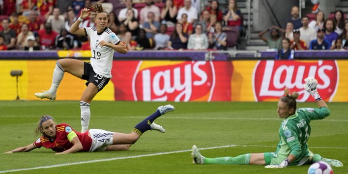 Grave error de Paños, que regala el 1-0 a Alemania