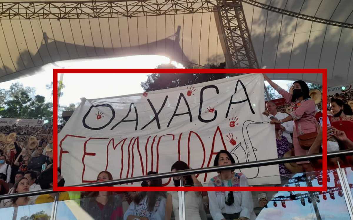 Guelaguetza | Arrebatan manta de ‘Oaxaca Feminicida’ y desalojan a la saxofonista María Elena Ríos