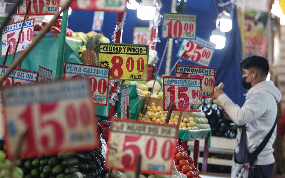 AMLO afirma que su gobierno está evitando una “inflación desbordada”, pero prevé que alza se extienda por meses