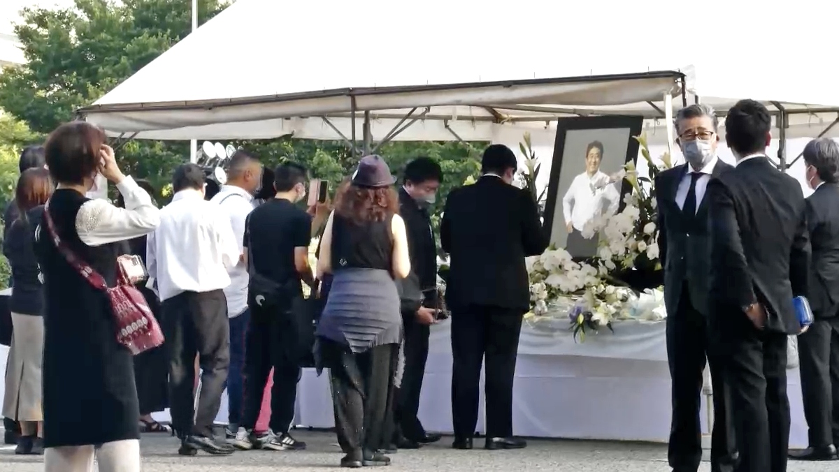 Inicia el funeral de Abe en total privacidad: solo asiste la familia y sus más allegados