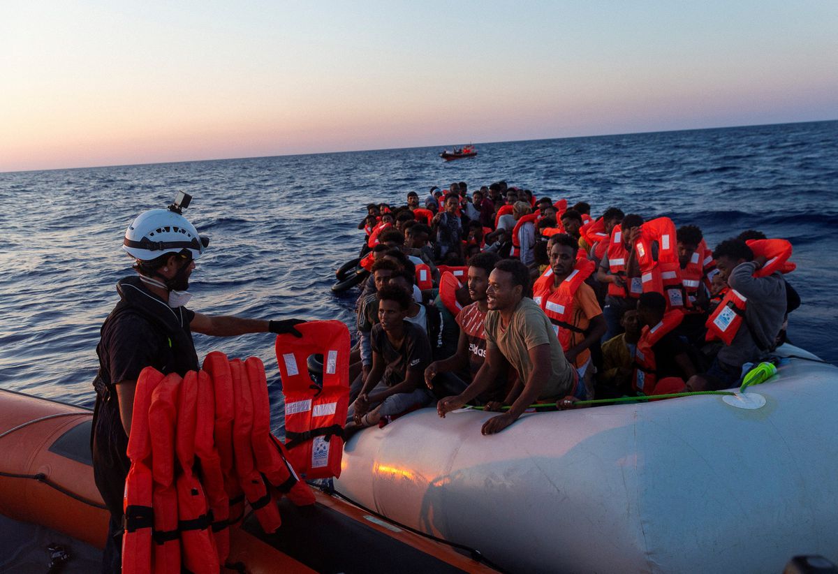 Italia y ONG rescatan a más de un millar de migrantes en dos días en el Mediterráneo Central
