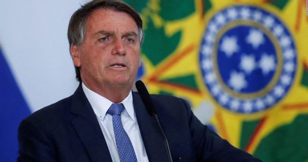 Jair Bolsonaro minimizó el asesinato de un dirigente del partido de Lula y abogó por el uso de armas de fuego
