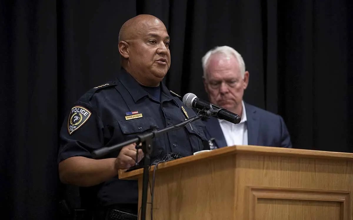 Jefe de la policía escolar de Uvalde renuncia al Concejo Municipal, tras tiroteo en Texas