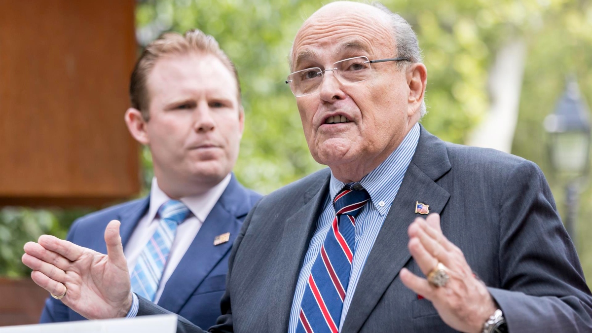 Juez ordena a Giuliani testificar en investigación penal contra Trump