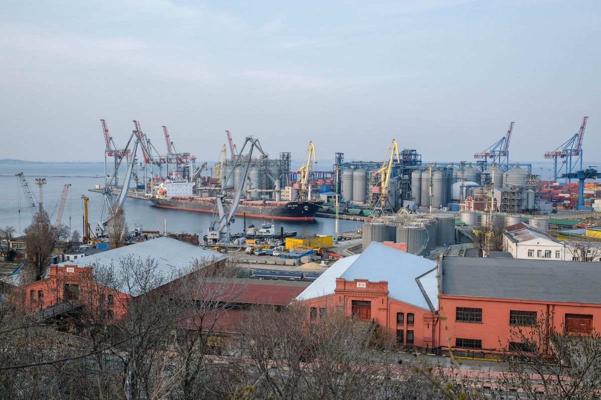 Kiev denuncia un ataque contra el puerto de Odesa un día después de firmarse el pacto para exportar el grano ucranio
