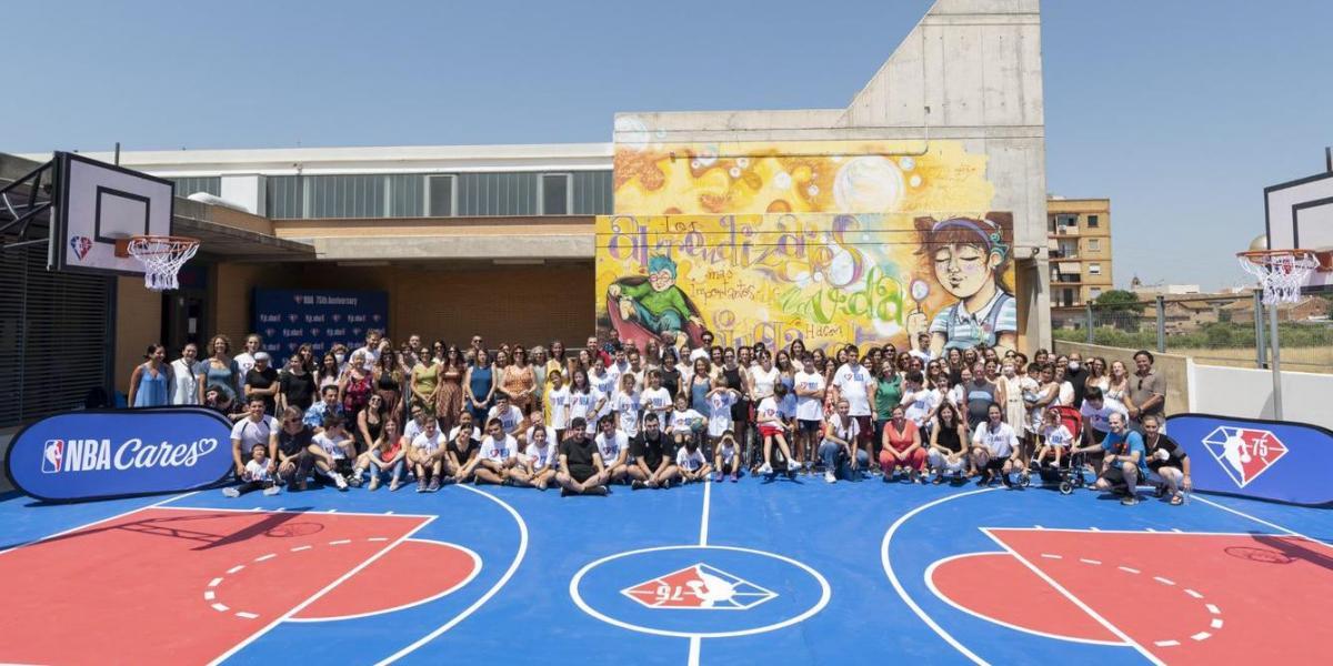 La NBA renueva los equipamientos y da impulso a una escuela de Valencia
