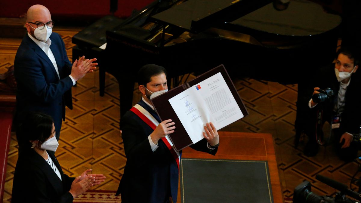 La entrega de la nueva Constitución sella el inicio de una nueva era en Chile