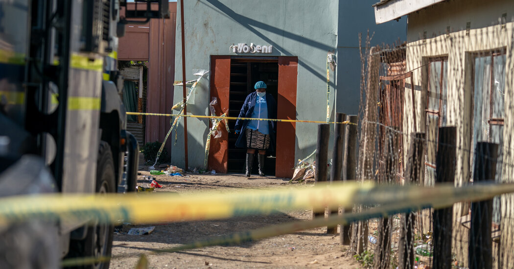 La policía arresta al propietario de una taberna sudafricana donde murieron 21 adolescentes