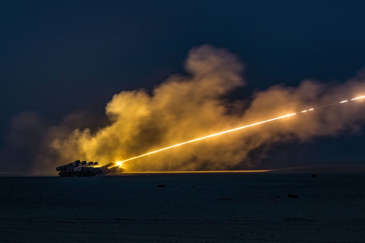 Lanzaderas de misiles, drones turcos y cañones de artillería: Ucrania reclama más armas para recuperar terreno en la guerra