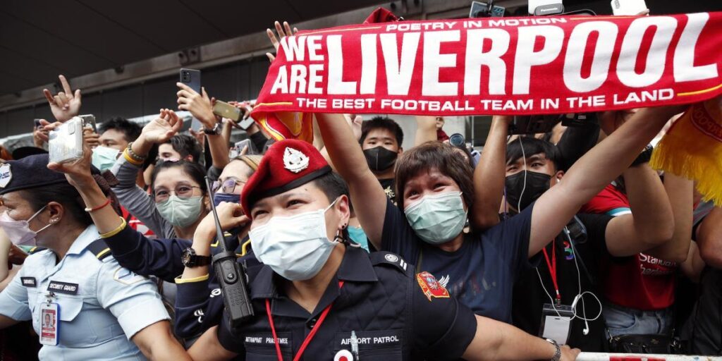 Locura por el Liverpool al llegar a Tailandia