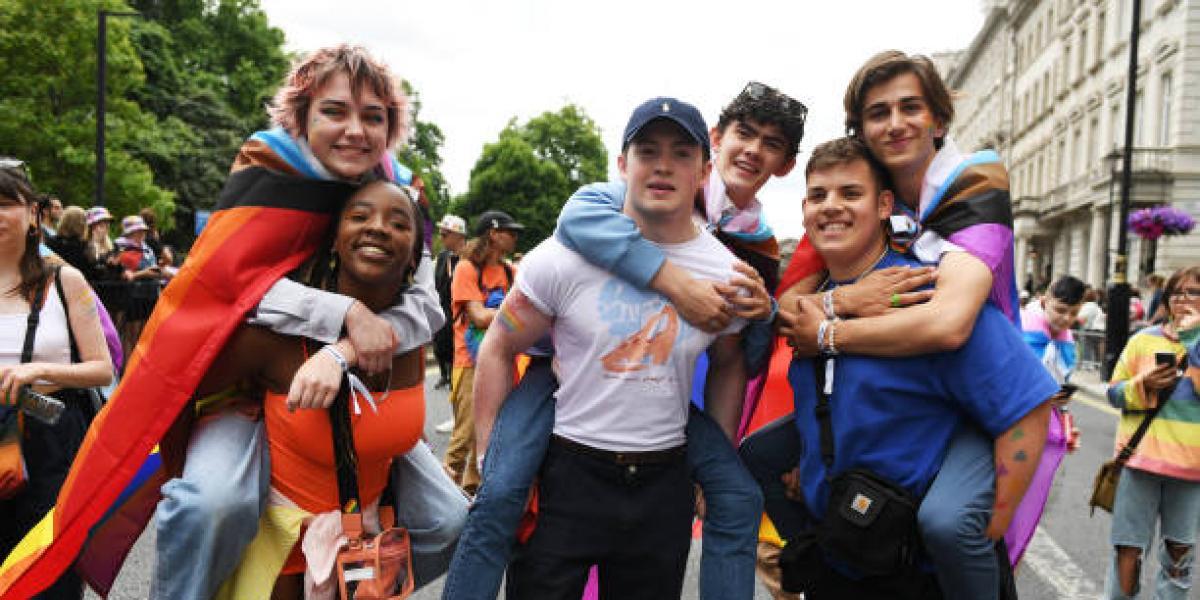 Los actores de 'Heartstopper' plantan cara unos homófobos en el 'Pride' de Londres