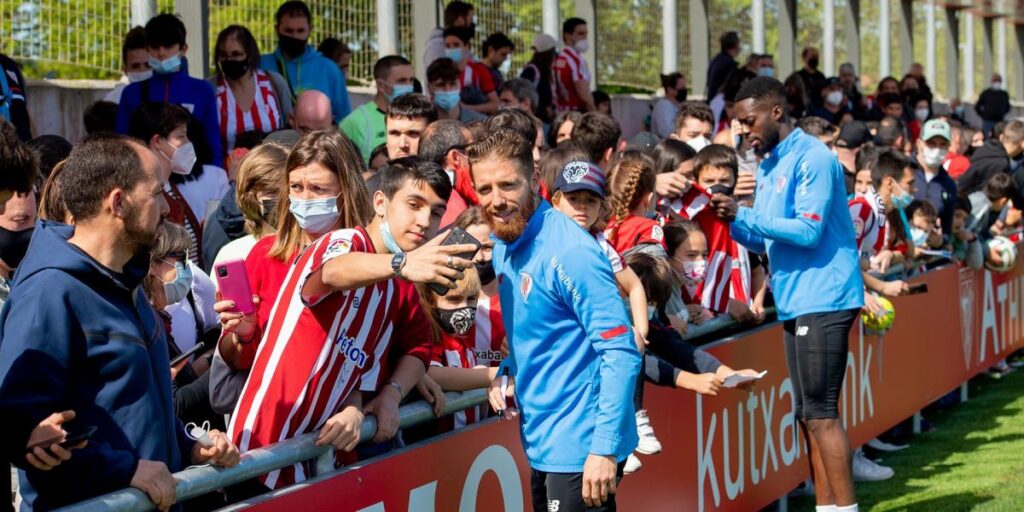 Los cambios en la relación jugadores-afición se empiezan a notar en el Athletic