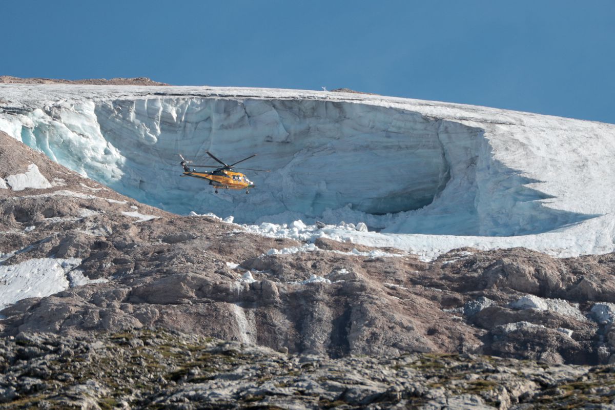 Los equipos de rescate buscan al menos a 15 desaparecidos del desprendimiento de un glaciar en Italia sin casi esperanzas de hallarlos vivos