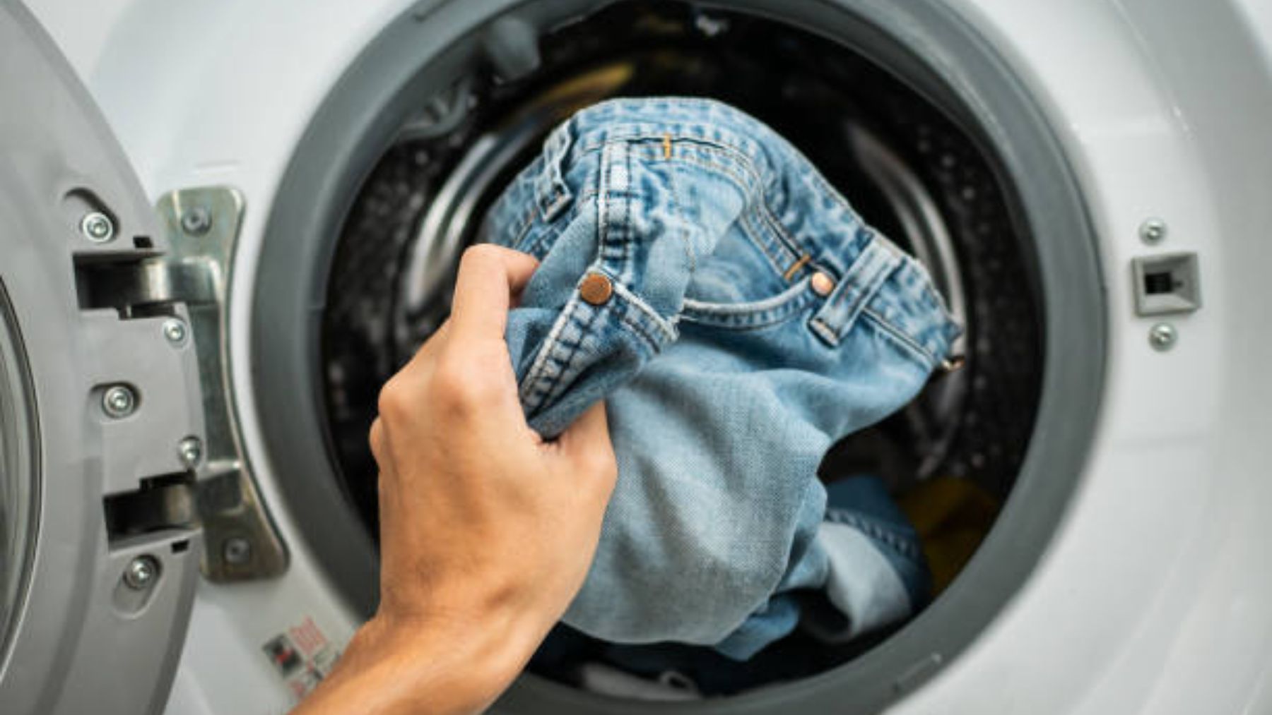 Los errores que no debes cometer al lavar los tejanos (uno te sorprenderá)