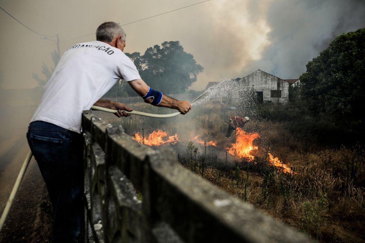 Los incendios se reactivan en Portugal, con casi todos los municipios en riesgo extremo