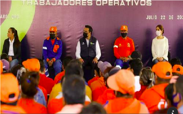 Luis Nava entrega incentivos a trabajadores operativos del municipio de Querétaro