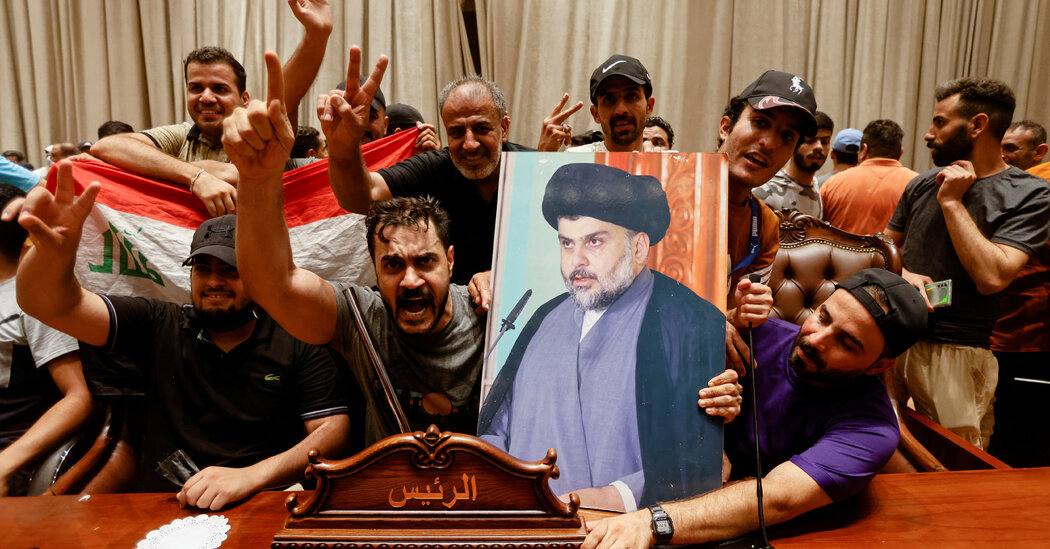 Manifestantes asaltan el parlamento iraquí – The New York Times