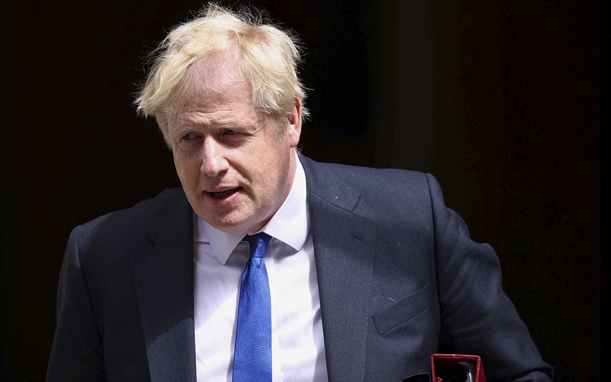 Más de 50 miembros del gabinete abandonan a Johnson; renuncia ministro para Irlanda del Norte