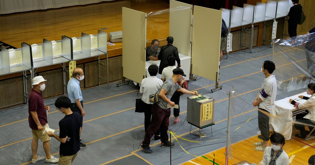 Mientras Japón vota, el partido de Abe espera que su legado esté en la boleta electoral