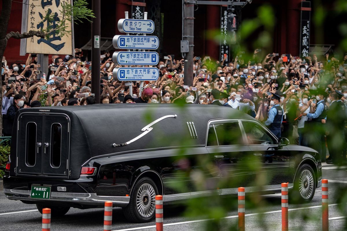 Miles de japoneses despiden a Shinzo Abe tras un funeral privado con aires solemnes