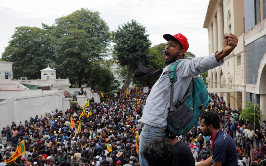 Miles de manifestantes toman el palacio presidencial de Sri Lanka; el primer ministro ofrece su dimisión | Video