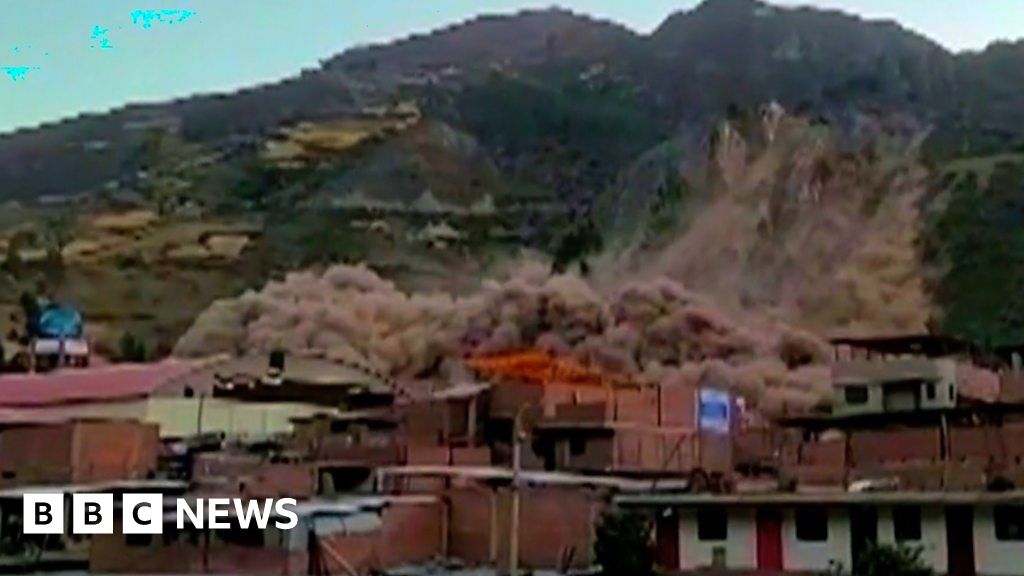 Mire: El momento en que un deslizamiento de tierra cae sobre una ciudad en Perú