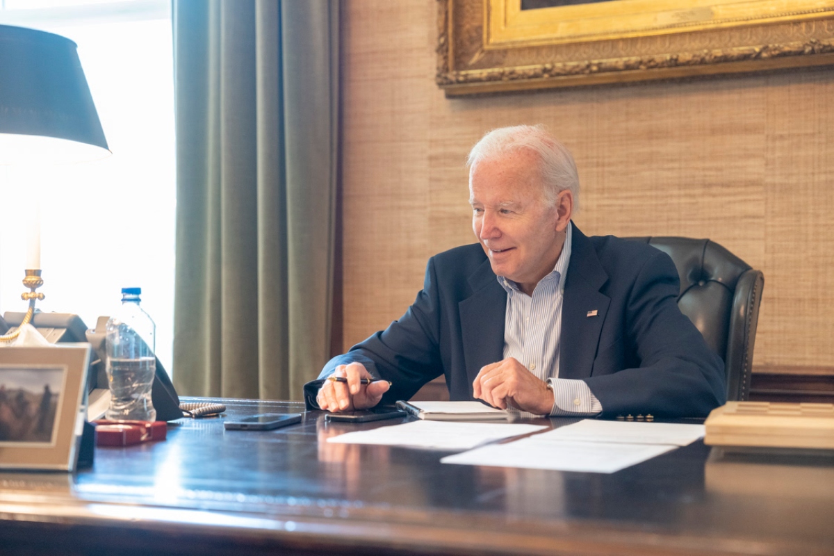 "Mis síntomas son leves", dice Biden en su primer mensaje tras dar positivo a Covid-19