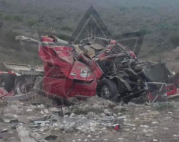 Mueren 2 en fatal accidente en la carretera a Cadereyta, tráiler sale del camino