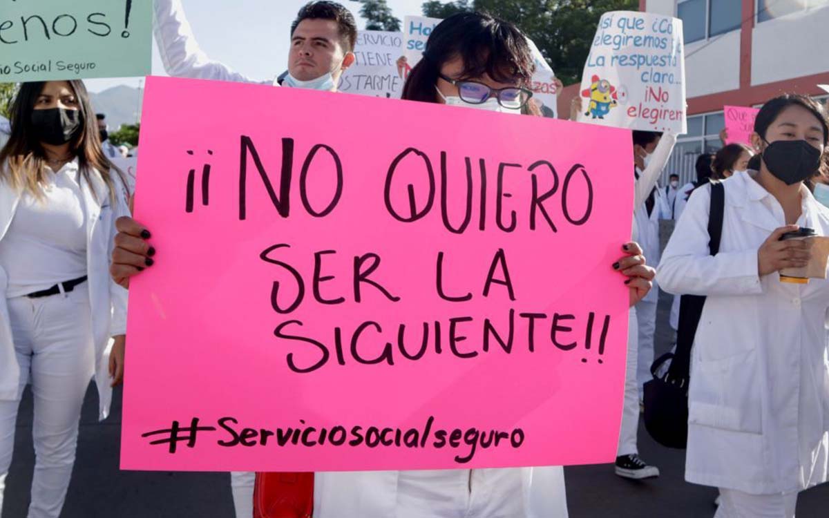 "No es falta de vocación, es falta de seguridad": médicos pasantes marchan en CDMX para exigir seguridad